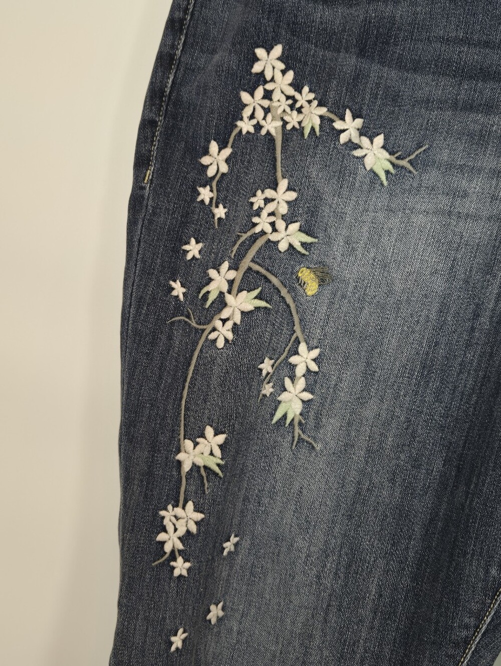 Torrid Premium Boyfriend Embroidered Jeans Mid-rise Distressed Stretch 20 NWT - Picture 6 of 15